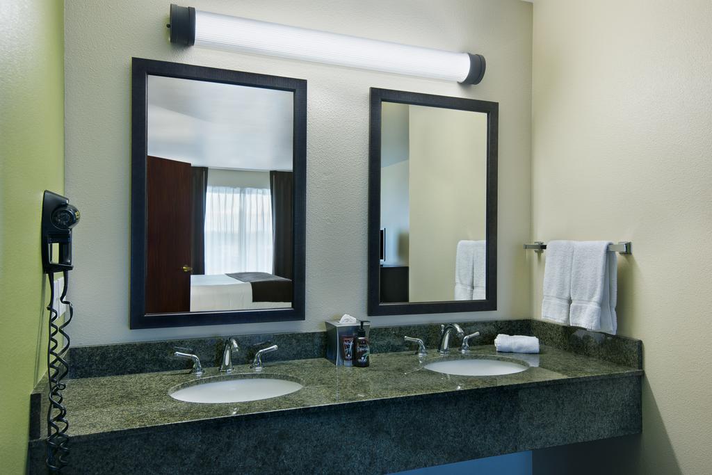 Oxford Suites Хермистон Экстерьер фото