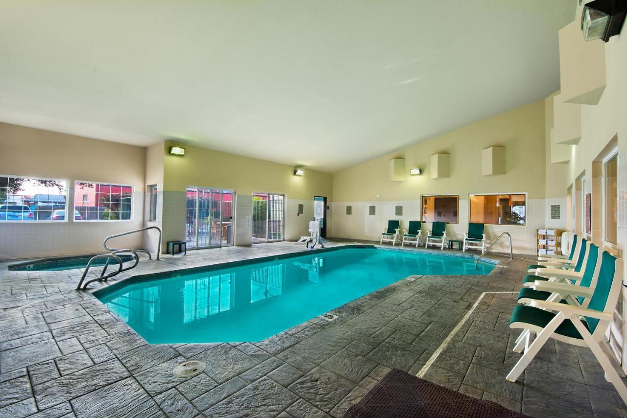 Oxford Suites Хермистон Экстерьер фото